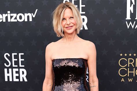 Meg Ryan Wears Strapless Gown at 2024 Critics Choice Awards:。